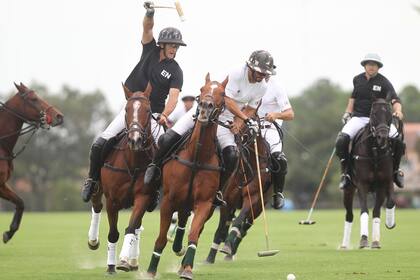 Pedido de línea, marcando una eventual infracción; ningún jugador cometió 6 foules: cuando se alcanza esa cantidad, el jugador debe ser reemplazado