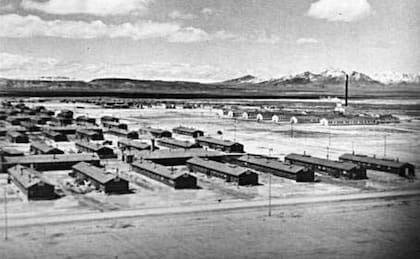 Campo de confinamiento para japoneses-estadounidenses durante la Segunda Guerra Mundial, donde miles de personas fueron obligadas a vivir tras ser expulsadas de sus hogares