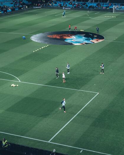 Campo de juego Celta de Vigo, con una gigantografía de la famosa foto de Madonna con la camiseta
