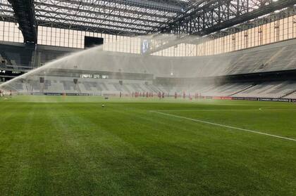 El campo de juego de Athletico Paranaense exige riego continuo.
