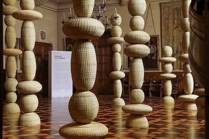 "Campo de torres", en la muestra Territorios híbridos del Museo de Arte Decorativo de Buenos Aires.