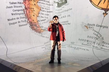 Campo Minado es un proyecto de Lola Arias, que reúne veteranos argentinos e ingleses de la guerra de Malvinas para explorar lo que quedó en sus cabezas treinta y cuatro años más tarde.