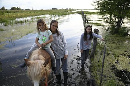 Campos inundados en la zona de Carlos Casares. Ana Jover, productora de la zona, junto a sus hijas Melissa y Cristina