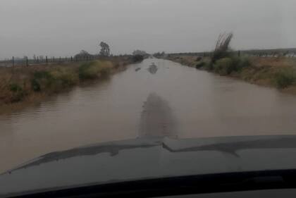 Campos y caminos anegados en La Pobladora, Córdoba