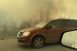 La desesperada huida de los residentes de una ciudad de Canadá rodeada de incendios