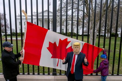 Canadienses en Washington muestran su disconformidad con los anuncios de Trump