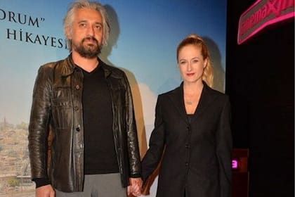 Canan y su nueva pareja, durante un estreno