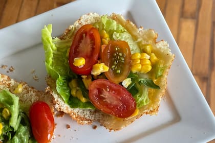 Canastitas de ensalada con arroz y queso