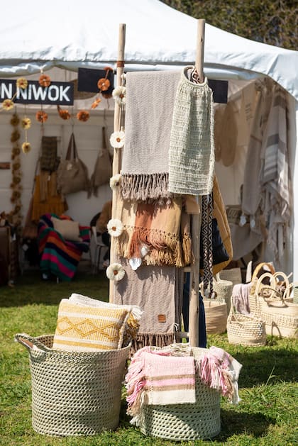 Canastos y tejidos de telares criollos de Unumama y Fundación Niwok.