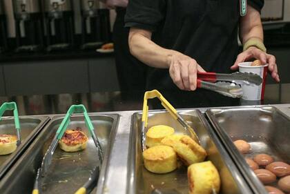 La Organización Mundial de la Salud advierte que el consumo de alimentos procesados puede aumentar el riesgo de padecer cáncer colorrectal.