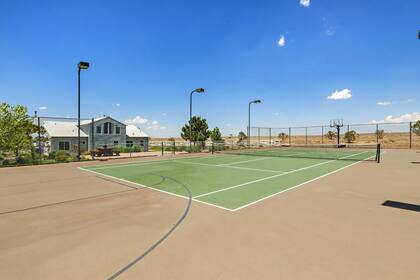 Cancha de tenis con aros de básquet en Zorro Ranch (foto: realtor.com)