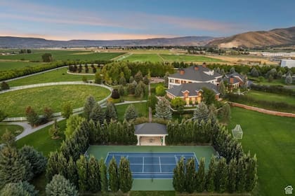 Cancha de tenis de la finca Camelot (Realtor.com)