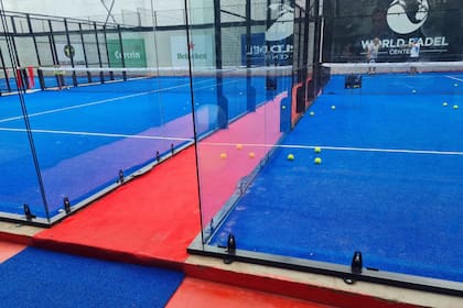 Canchas de pádel con carpetas de césped sintético y paredes de blindex