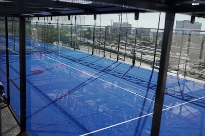 Canchas de padél en altura en un edificio de oficinas
