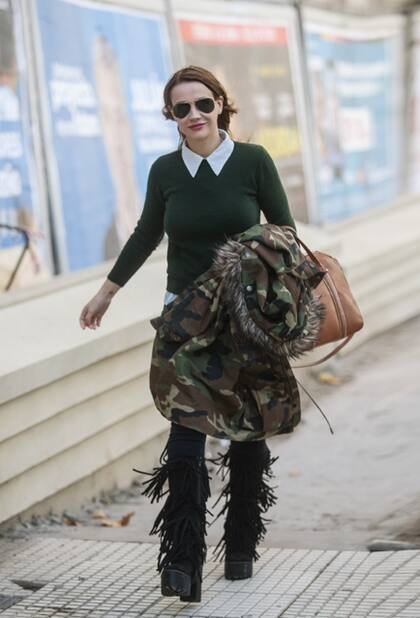 Canchera por las calles de Buenos Aires, Celeste lleva suéter con pitucones, chupines elastizados, botas con flecos y parca camuflada