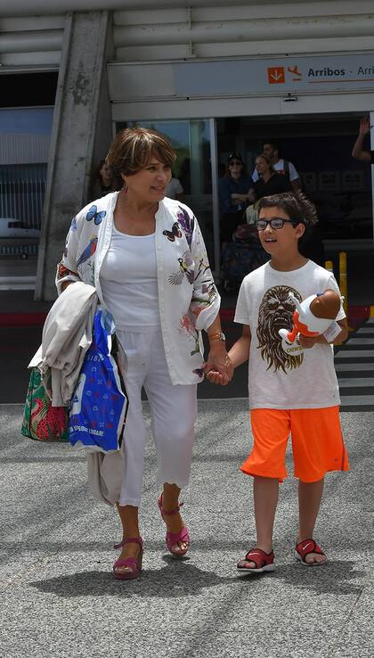 Cancherísima, Betiana Blum aprovechó el buen tiempo para pasear junto con su nieto