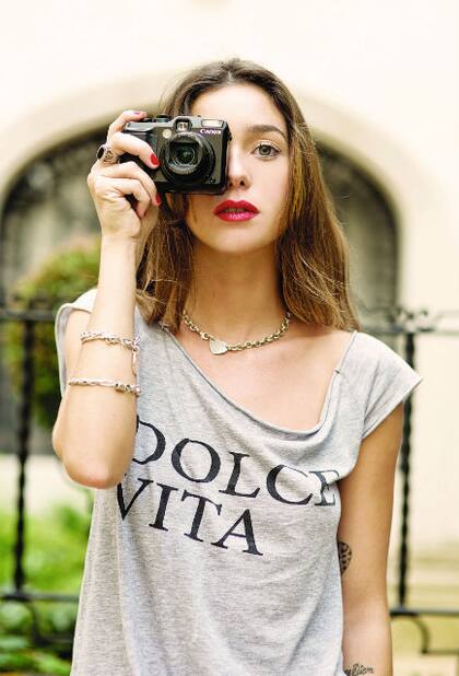 Cancherísima con un jean tiro alto y la boca roja, Lucía está lista para salir a cazar tendencias; pronto comenzará a crear una nueva colección con su firma