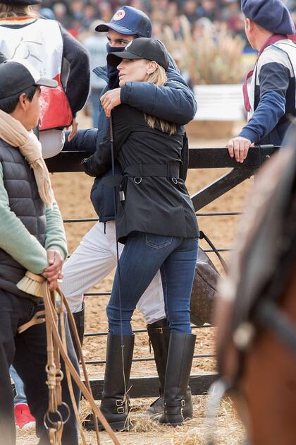 Cancherísima, María eligió un look casual de jeans, botas de caña alta, trench y cap con el logo de La Dolfina.