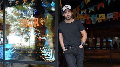 Canchero. Nico Francella disfrutó de una tarde de tragos en un bar muy coqueto ubicado en la avenida Figueroa Alcorta