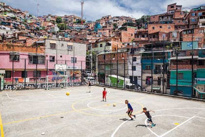 Canchita de fútbol en la colorida Comuna 13.