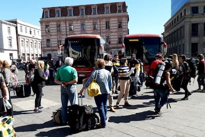 Cancillería dispuso dos buses para traer argentinos desde Valparaíso 