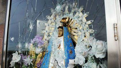 Esta foto muestra los daños de un ataque a la Vírgen del cementerio de Darwin producido en 2012