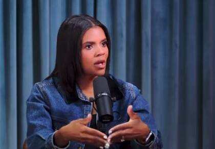 Candace Owens conduce un podcast en EE.UU.