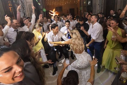 Después de la ceremonia y la recepción, fue todo fiesta. La modelo eligió un look más cómodo para el baile: un vestido de encaje