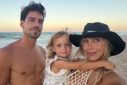 La pareja junto a la pequeña Vita