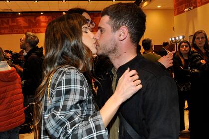 Cande Molfese y Gastón Soffritti, a los besos