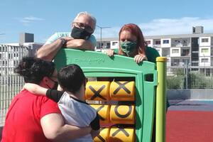 Cande, Vanina, Marcelo y Joaquín, en una plaza de juegos en la ciudad de Buenos Aires