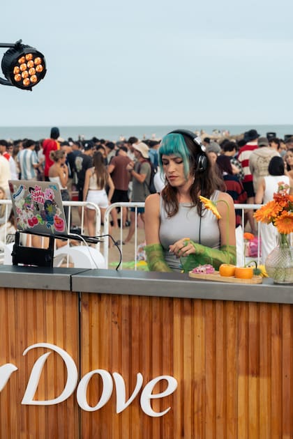 Cande Vetrano musicaliz el evento de apertura.