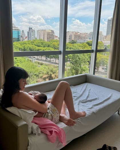 Cande Vetrano, radiante junto a su bebé Pino. (Foto: Instagram)