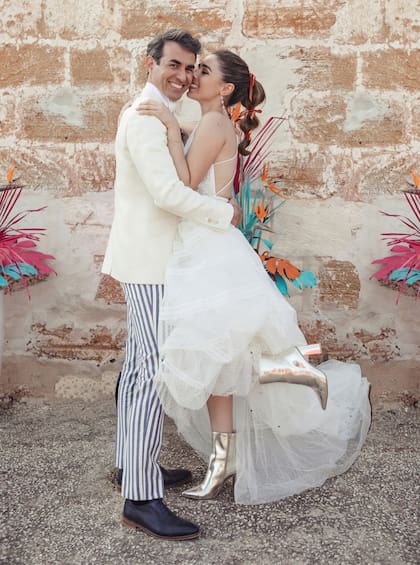 Los recién casados posan para la cámara. Aún no trascendieron imágenes de Joan Manuel junto a su hija. Sólo las fotos que los novios cedieron especialmente a ¡Hola!