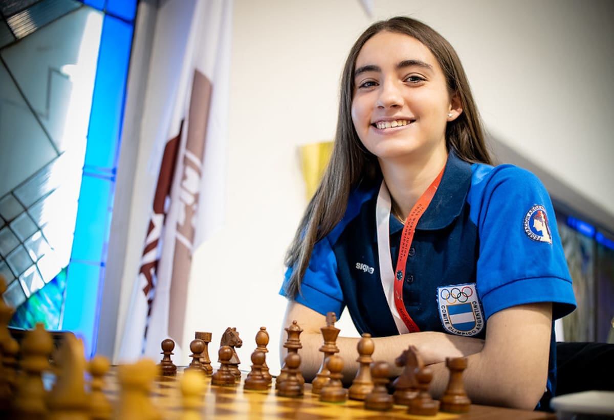 Primeiro dia histórico para Candela Francisco, grande vitória para Faustino Oro e forte resposta de Carlsen