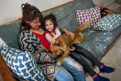 Candela junto a Carolina, en su casa de La Plata