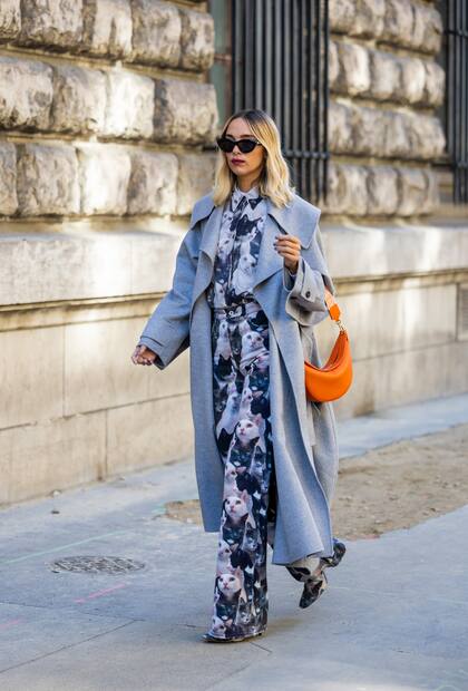 Candela Pelizza, que juega de local en Milán, donde vive desde hace veinte años, se cruzó a Paris y capturó la atención de los fotógrafos del street style. (Photo by Christian Vierig/Getty Images)