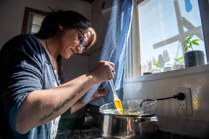 Candela preparando el aceite de cannabis para su hija Carolina, de 6 años