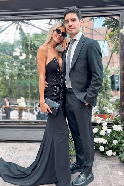 Candela Ruggeri –con un diseño strapless de
escote profundo de Joti Harriague– fue una de las
primeras en llegar a la ceremonia y lo hizo junto a su
novio desde hace seis años y padre de su hija Vita,
Nicolás Maccari.