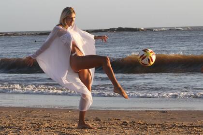 Candela Ruggeri demuestra su talento para el fútbol, frente al mar