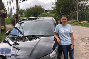 Candela Santa María con su auto nuevo, que pagaba con lo que recaudaba de varios trabajos