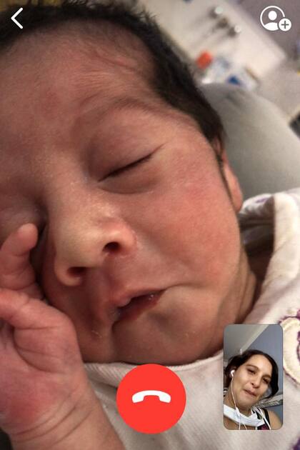 Candela y su madre Patricia, unidas por la tecnología