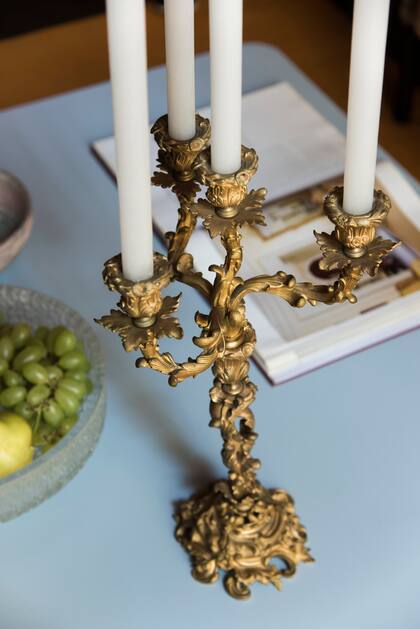 Candelabro francés Ormolu del siglo XVIII (Deyá Antiques).