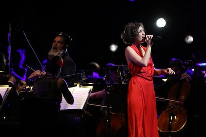 Candelaria Zamar, la primera voz de la noche: cantó "Engaña"