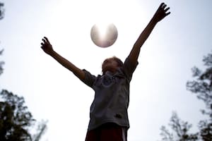 La nena de 7 años que sacude las reglas de género en el fútbol santafecino
