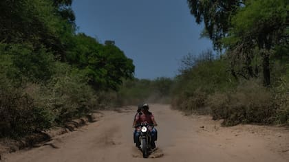 La moto es el mejor medio de transporte por que los caminos, por la sequía, son casi intransitables en auto, antes también era un medio fundamental para traer agua del río