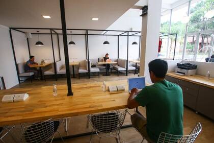 El lugar tiene oficinas, salas de reuniones y un espacio de áreas comunes