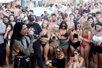 Candelaria Tinelli cantando en uno de los balnearios más convocantes de la temporada