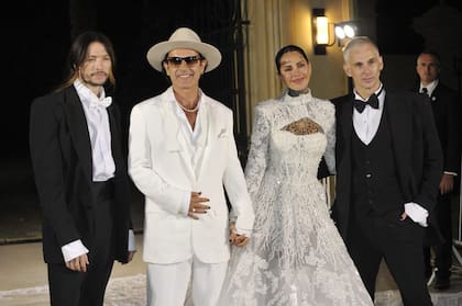 Candelaria Tinelli junto a su flamante esposo Coti Sorokin y los responsables de los exclusivos looks de la noche: los diseñadores Gustavo Pucheta y Fabián Paz