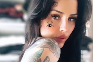 Cande Tinelli desafía a Instagram y posa en topless con un mensaje misterioso